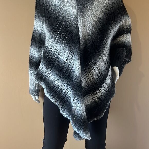 Very nice sweater poncho - Picture 8 of 9